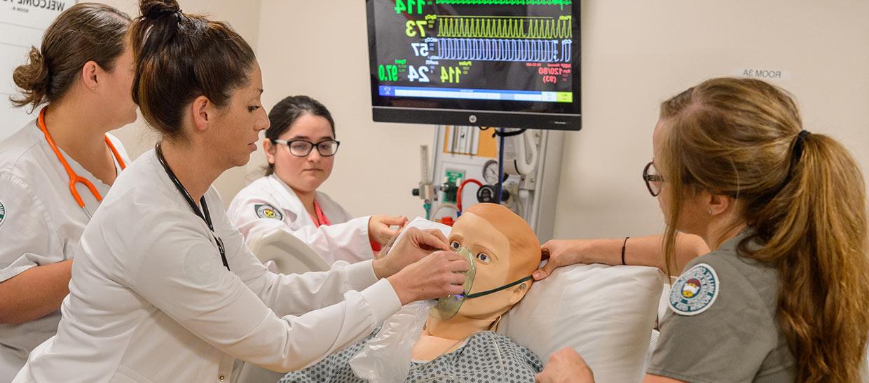 学生给模拟病人戴上氧气面罩